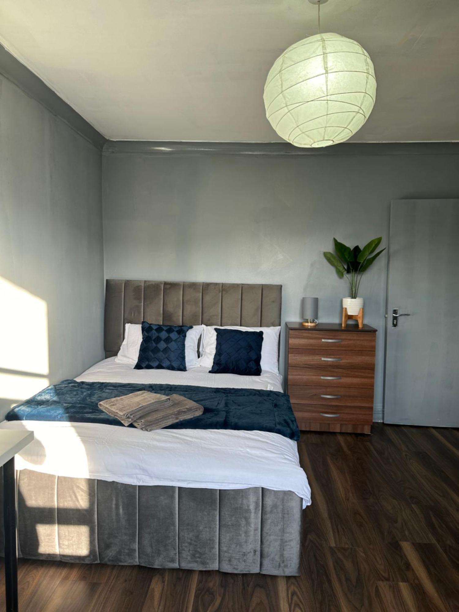 Luxury Room In A 4 Bedroom Flat! 4 Minutes Walk To Kingscross, St Pancras Londra Esterno foto