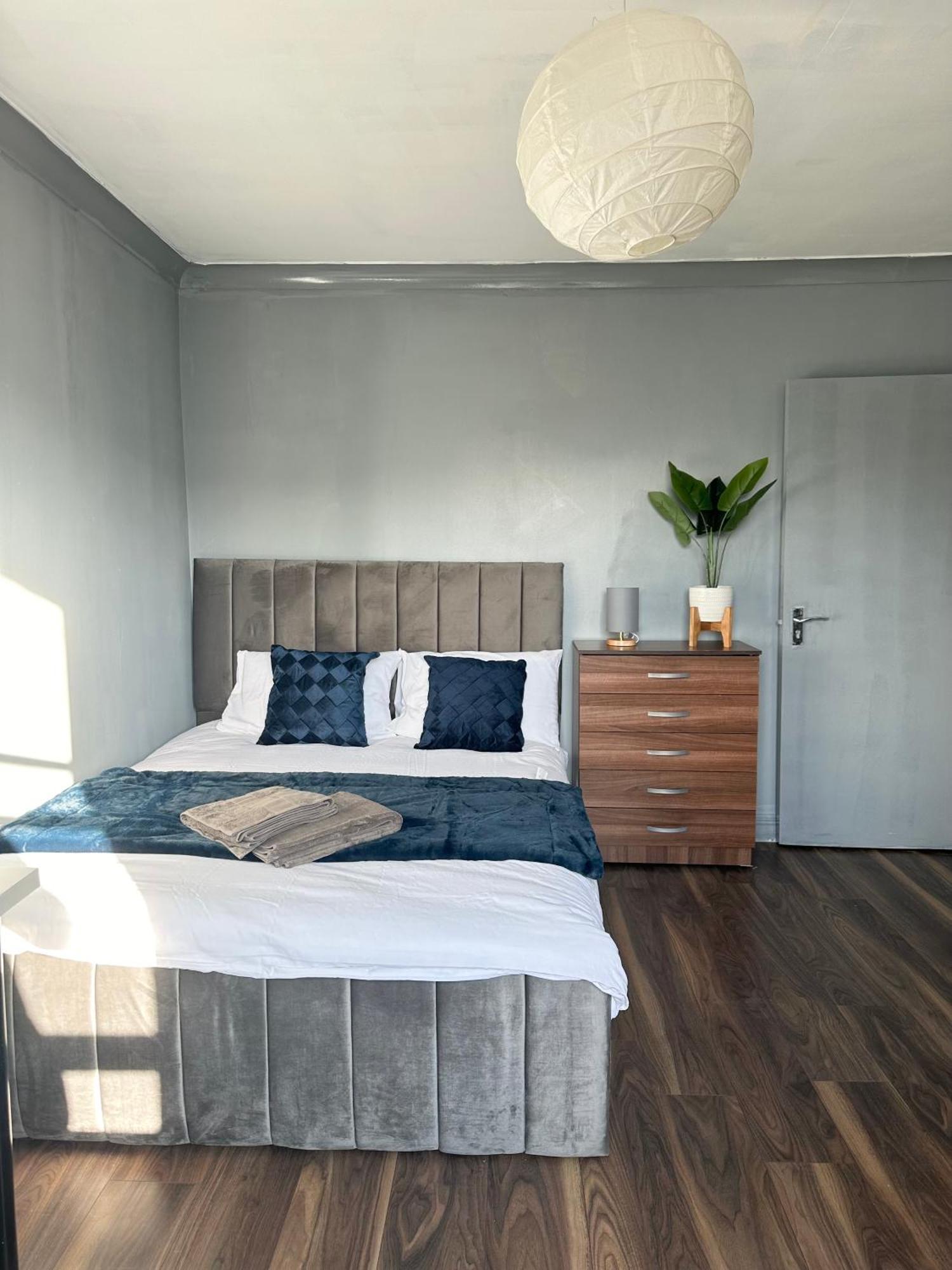 Luxury Room In A 4 Bedroom Flat! 4 Minutes Walk To Kingscross, St Pancras Londra Esterno foto