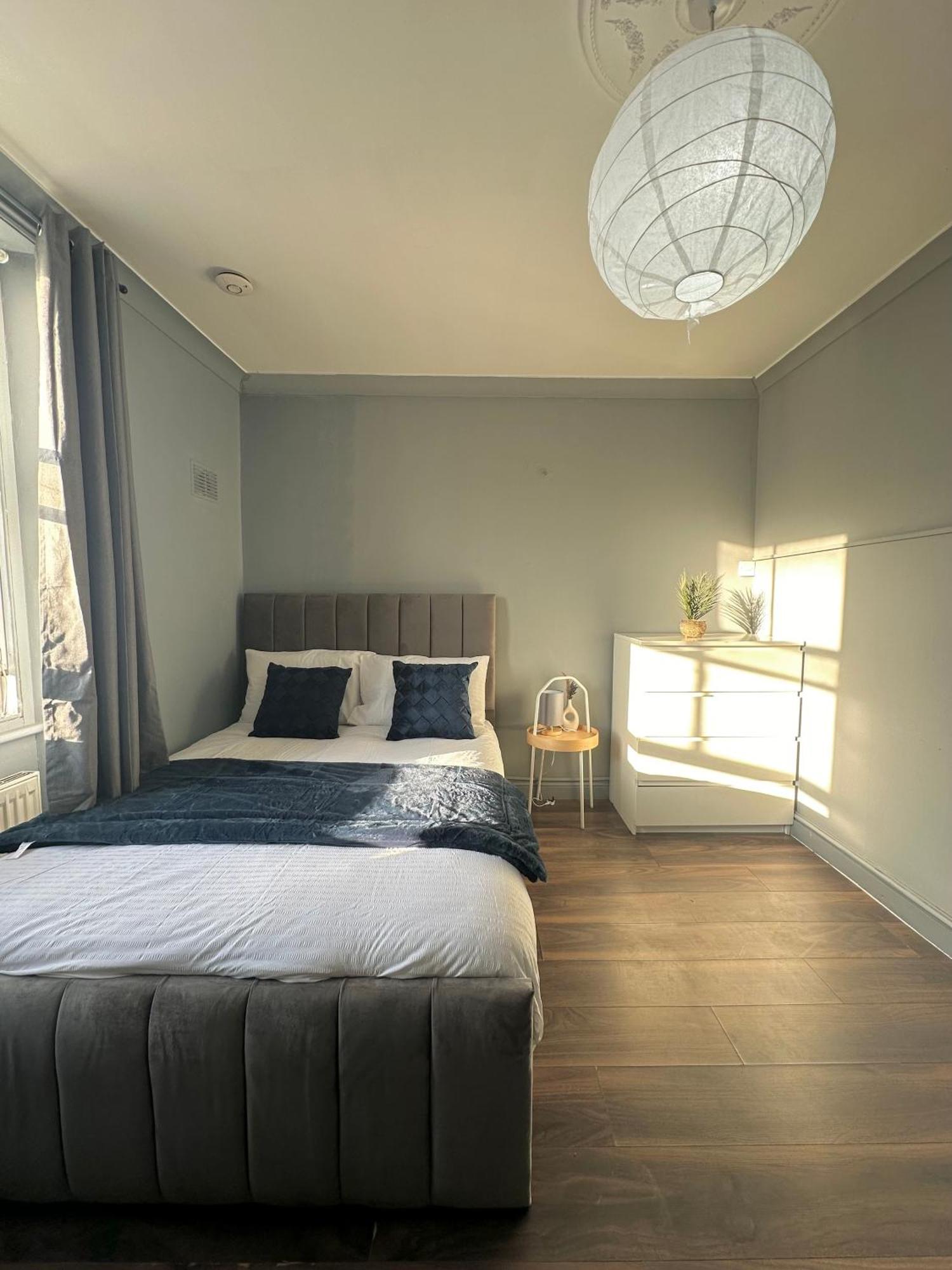 Luxury Room In A 4 Bedroom Flat! 4 Minutes Walk To Kingscross, St Pancras Londra Esterno foto