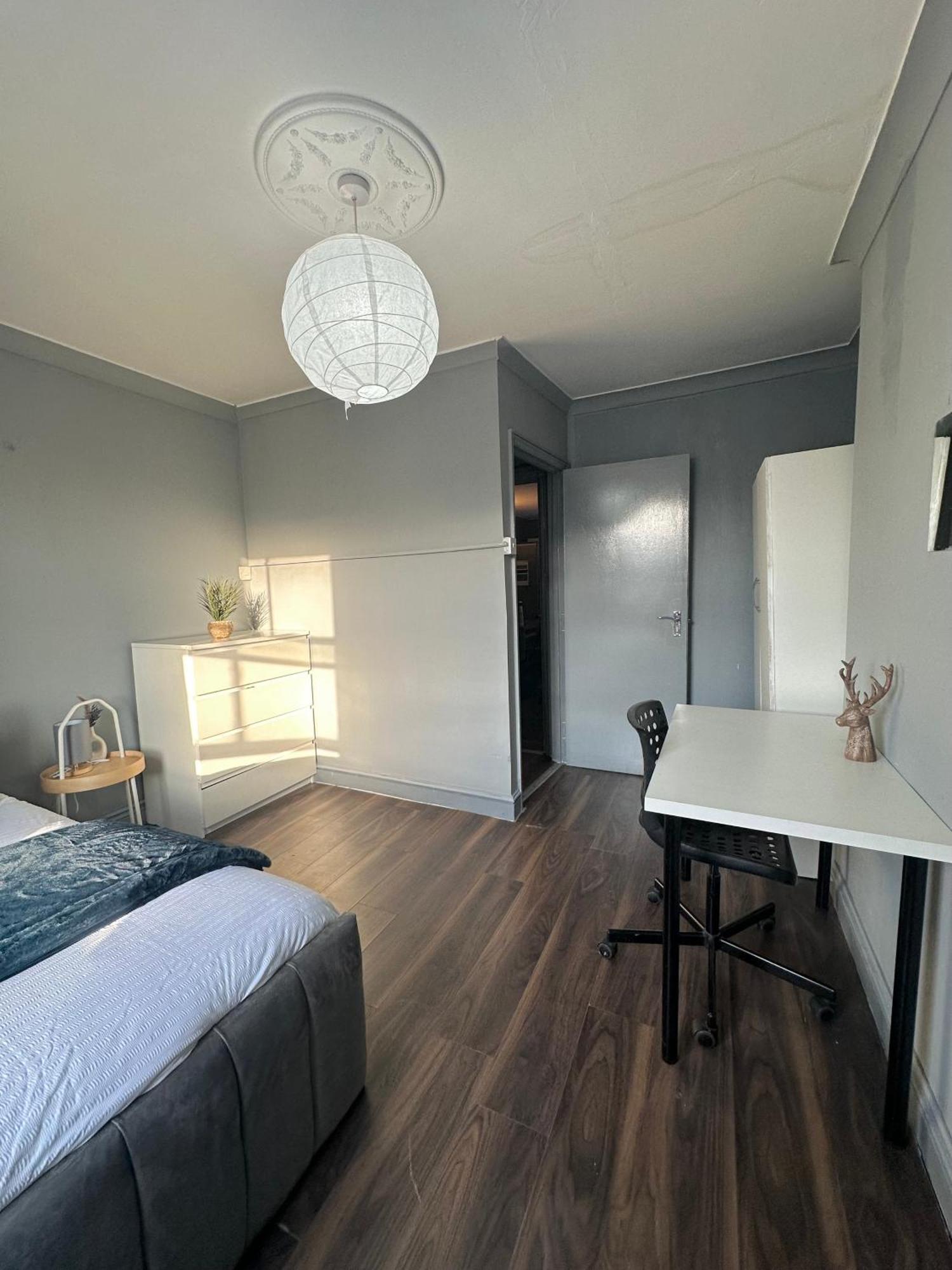 Luxury Room In A 4 Bedroom Flat! 4 Minutes Walk To Kingscross, St Pancras Londra Esterno foto