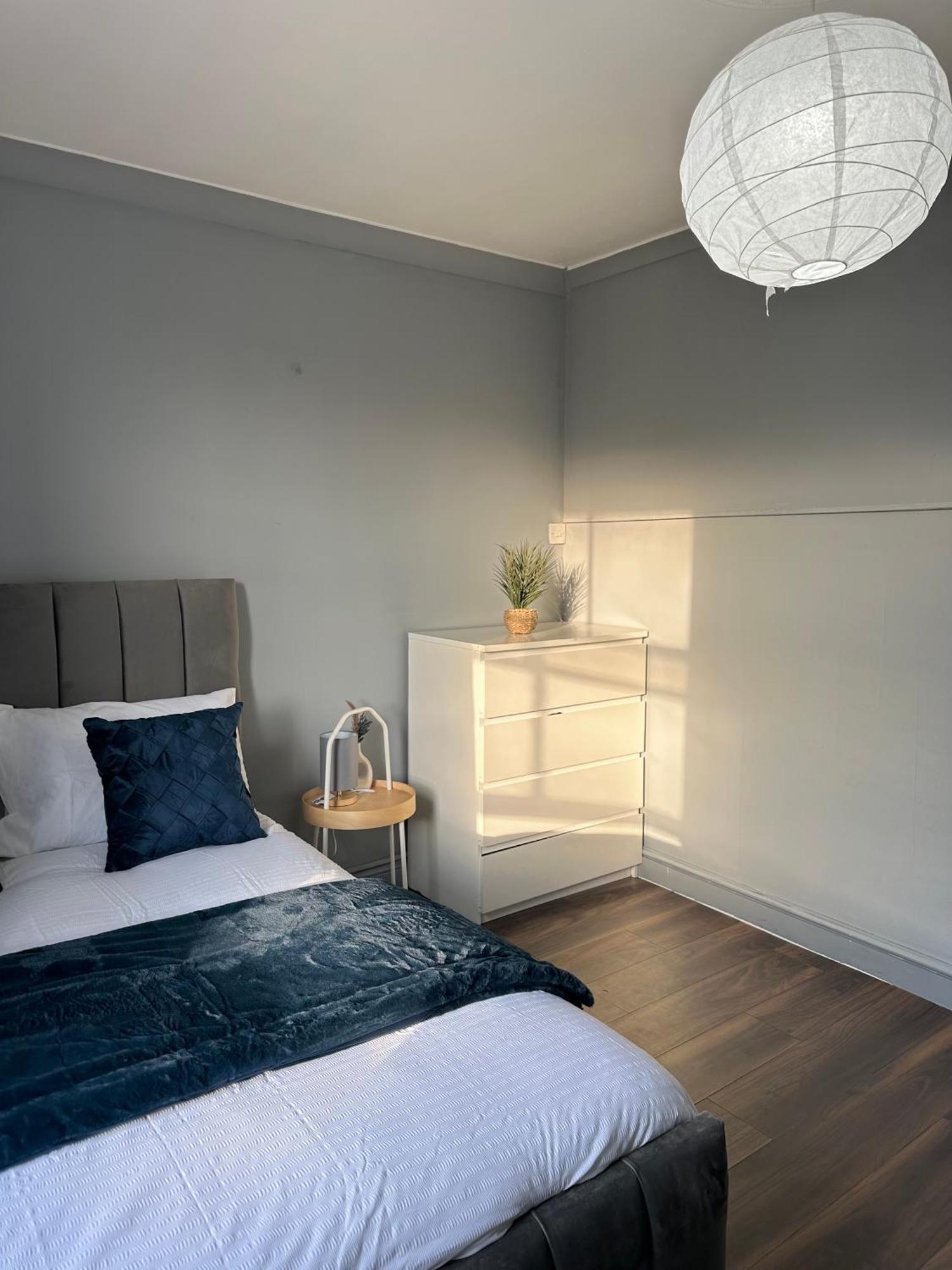 Luxury Room In A 4 Bedroom Flat! 4 Minutes Walk To Kingscross, St Pancras Londra Esterno foto