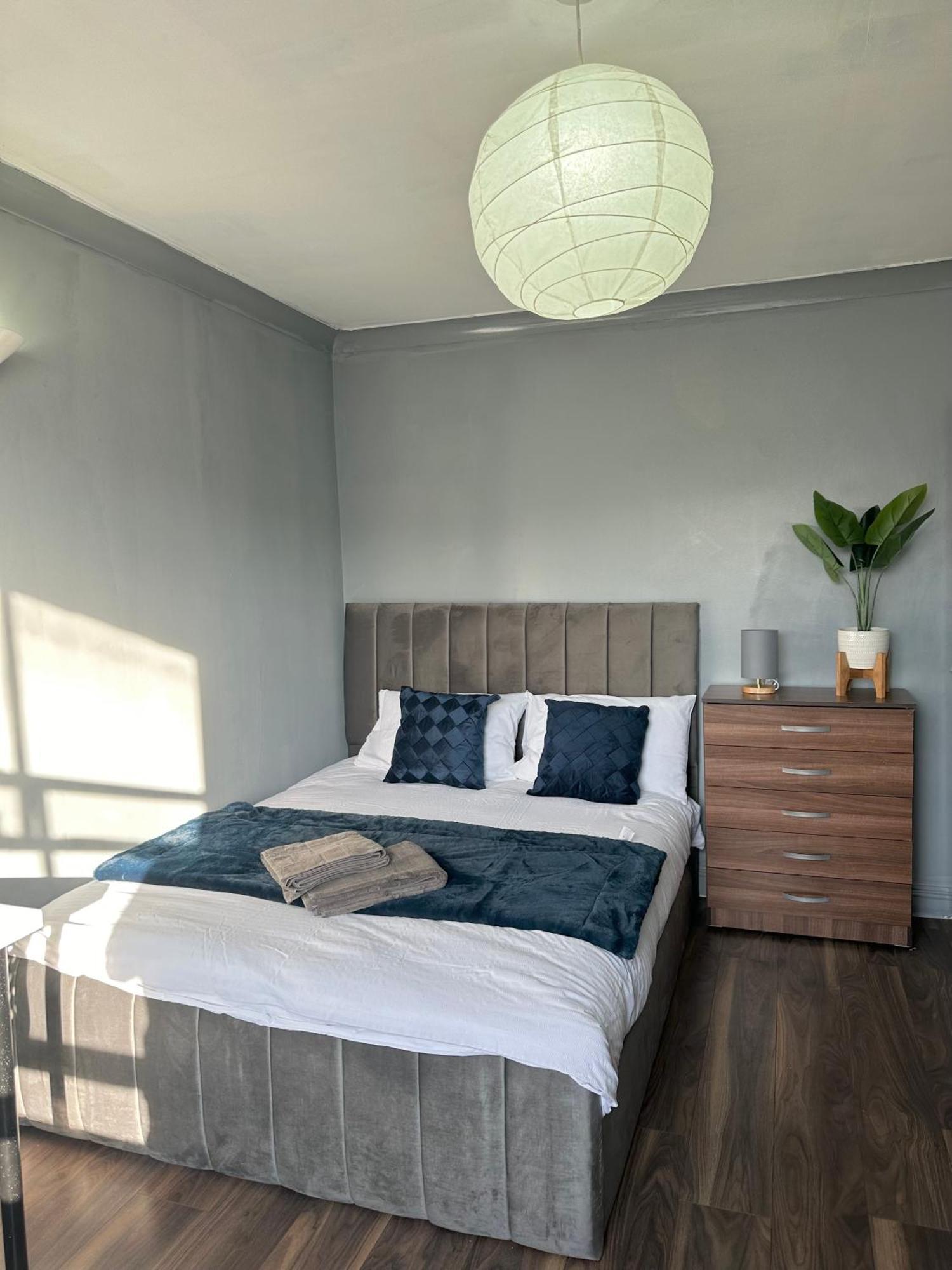 Luxury Room In A 4 Bedroom Flat! 4 Minutes Walk To Kingscross, St Pancras Londra Esterno foto